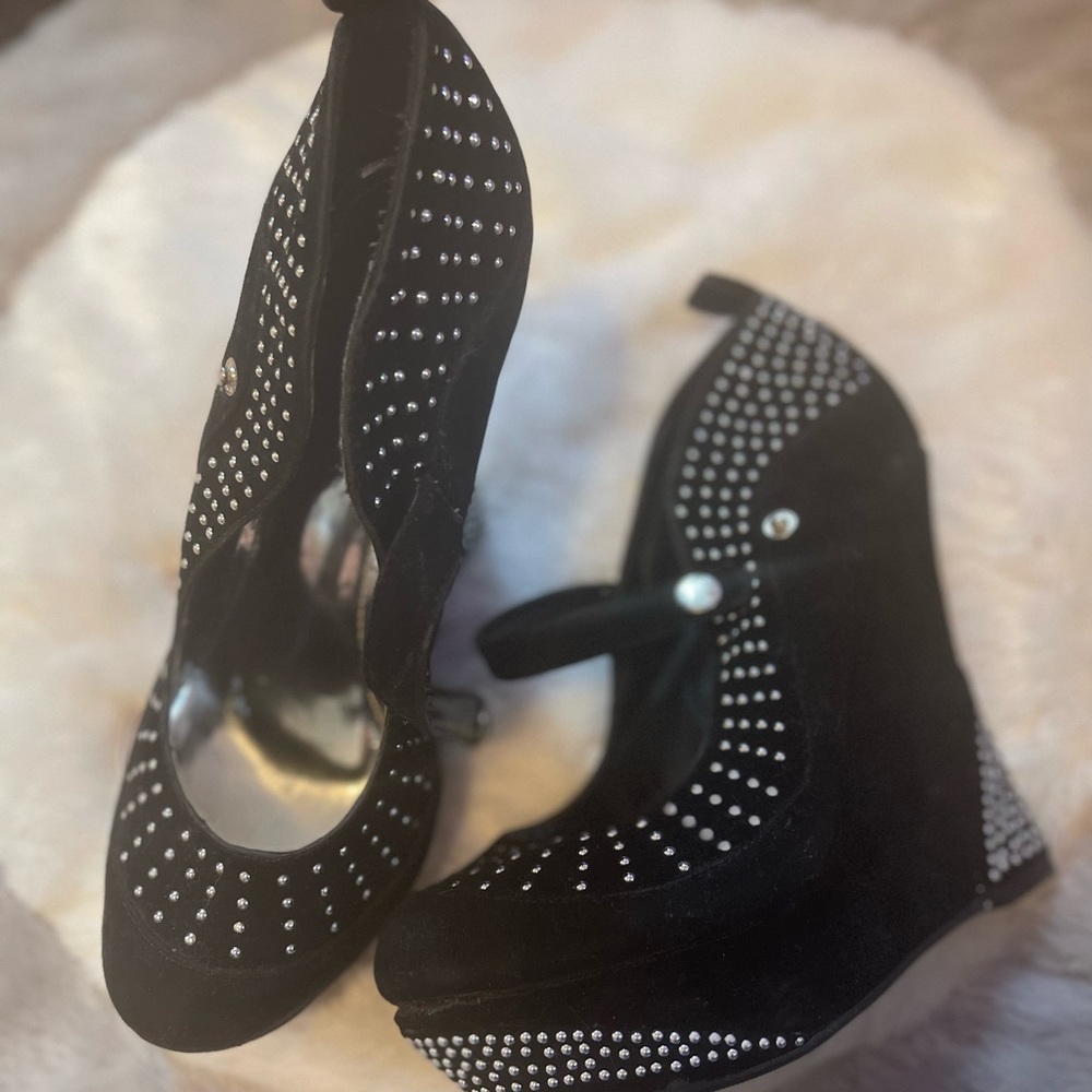 Size 71/2 and Black and silver liliana wedges